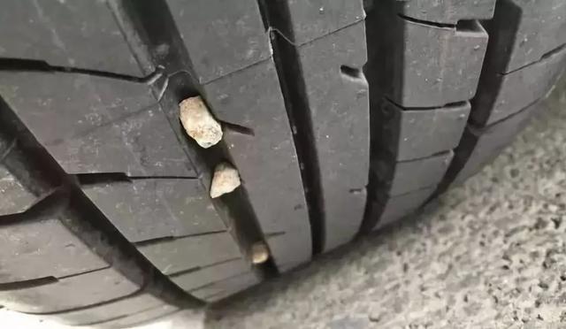 轮胎缝里的小石子，到底能不能抠？