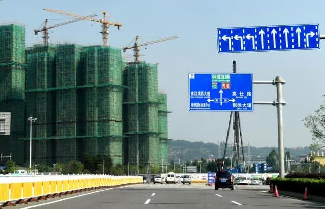 降价也救不了车市，一年时间倒下8家车企，国产车突然不香